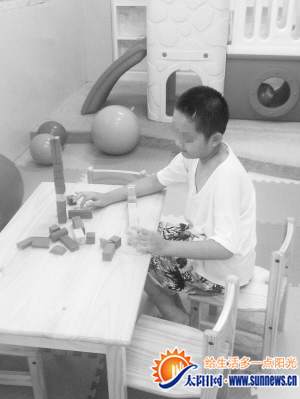 12岁自闭症男孩沙滩奔跑警方破解T恤密码找父母