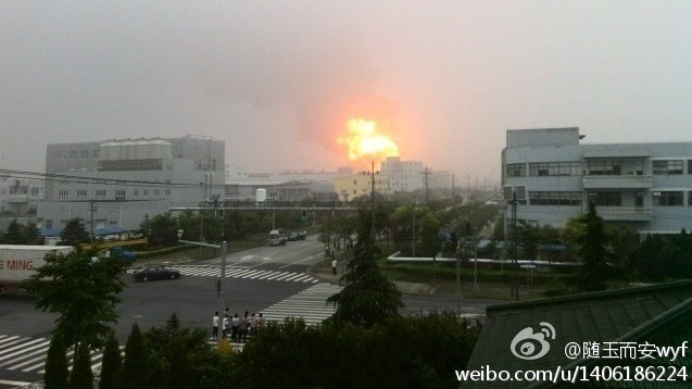 上海一化工厂发生爆炸6人受伤60余辆消防车扑救