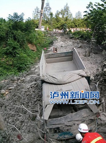 ���ݻ��������·���з���Ů��˦�����ⱻѹ��