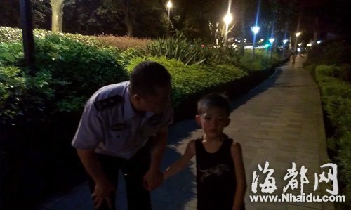 父子夜游西湖公园捉迷藏父亲藏太好差点丢孩子