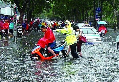 交警冒雨用手清理淤泥公交司机水中合力抬车