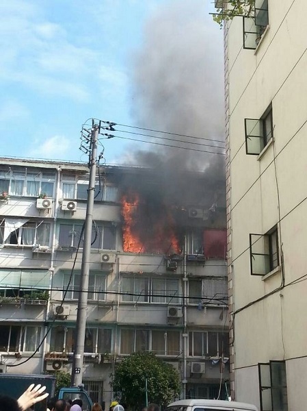 上海杨浦一老式居民楼起火致2人身亡图