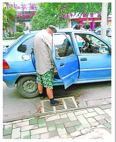 车主用车门掩护在闹市小便网友拍照曝光(图)