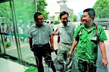 山东首例H7N9患者自驾至济南感谢医护人员(图)
