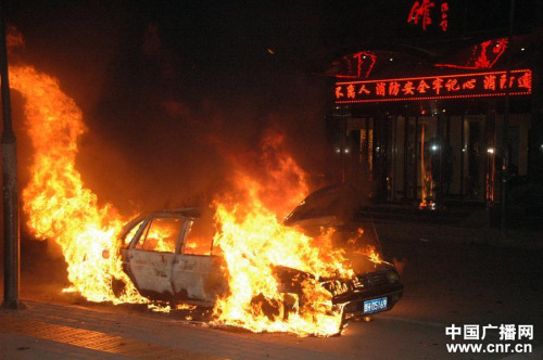 甘肃武威闹市区一轿车自燃引爆油箱起火(图)