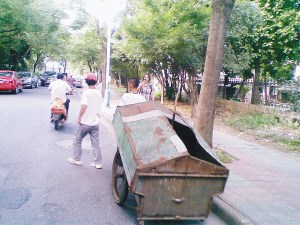 清洁工母亲带智障儿扫马路没喊过妈也是宝贝(图)