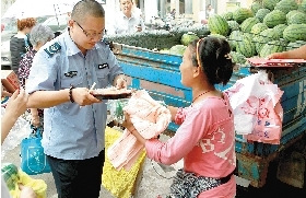 郑州城管开展“献爱心”行动为瓜农送盒饭(图)