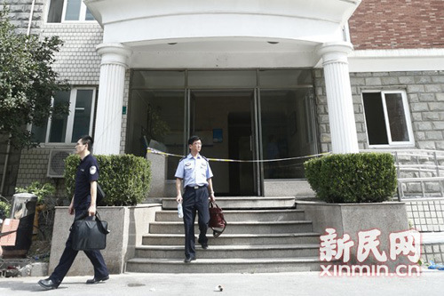 �Ϻ�һ��ĸŮ��������С����������䲢����ʶ