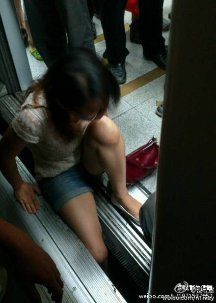 女子小腿被卡地铁站台缝隙间20分钟被解救(图)