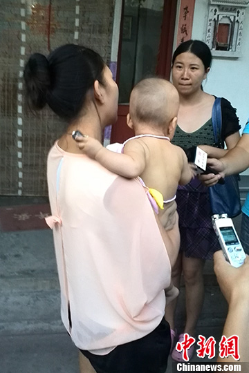 河南“警察摔婴”续:官方家属均否认“封口费”之说