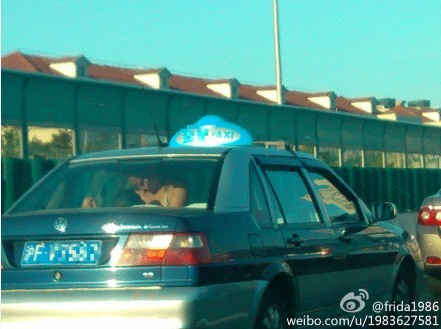 外籍男女出租车后排激情司机称仅拥抱亲吻(图)