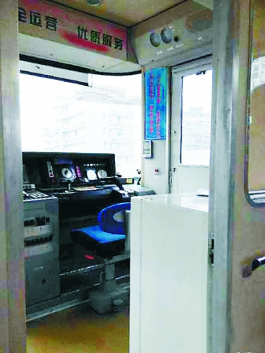 轻轨行驶驾驶室竟空无一人回应称车尾无需有人(图)