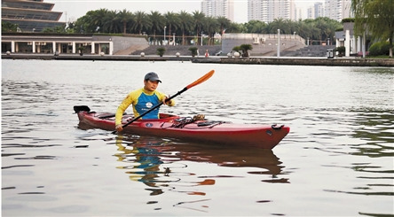 温州一大叔划着皮划艇上下班称很热爱运动(图)