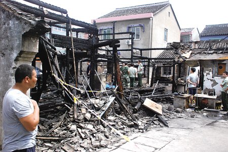 宁波一住宅凌晨时分突发大火一家三口不幸殒命