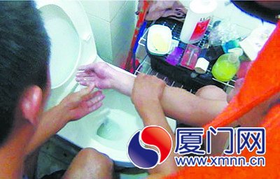 厦门一男子马桶里捞肥皂手被卡住(图)