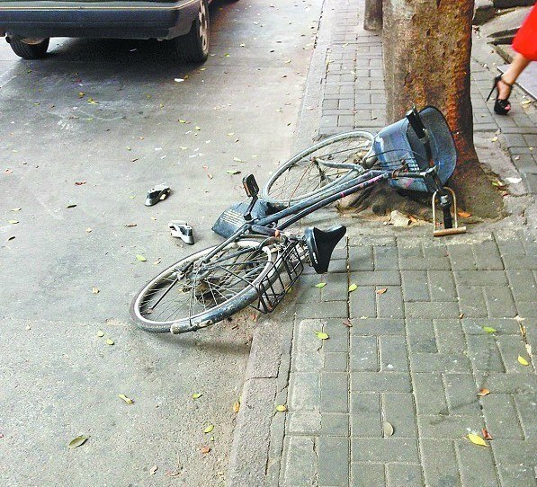 ����һŮ���Ƴ���·ͻȻ����������ͼ��