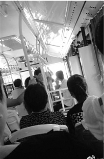 男子公交坐过站暴怒抢夺司机方向盘吓坏乘客