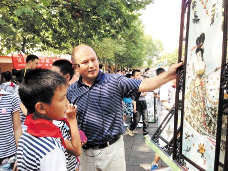 昆虫标本馆展示作品万只蝴蝶翅膀拼成貂蝉(图)