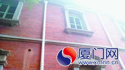 厦门鼓浪屿百年别墅红砖外墙被凿洞(图)