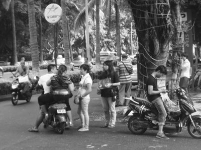 海口月饼“黄牛”拦车兜售票券为抢生意街头打架