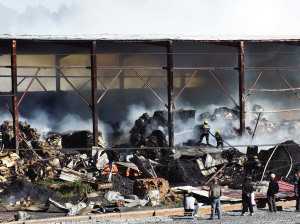 哈尔滨一库房起火库内废弃纸壳成焦炭(图)