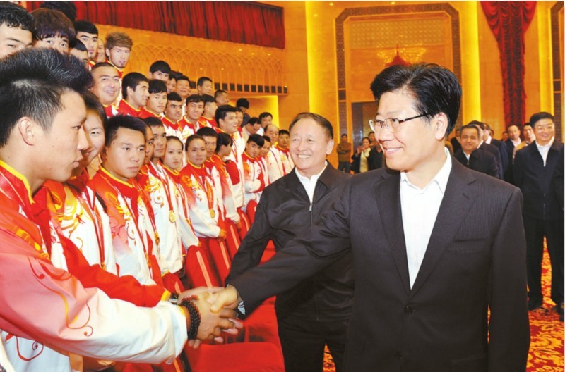 张春贤会见全运会新疆代表团和少年足球代表