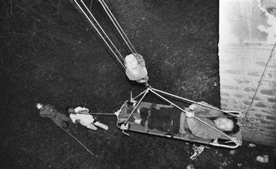 男子高速路边“方便”一脚踩空坠入深沟受伤