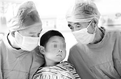 7岁孩子发高烧查出肝硬化晚期爷爷爸爸抢着捐肝