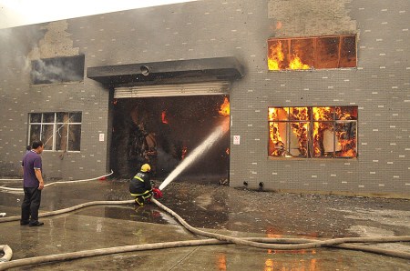 浙江宁海一造纸厂仓库失火未造成人员伤亡(图)