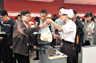 教职工家属被指蹭学生福利北大食堂馒头限购