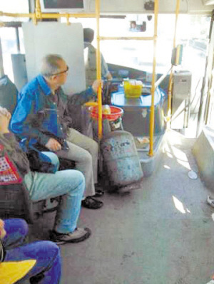 公交车驾驶室拴液化气罐乘客称“太吓人了”