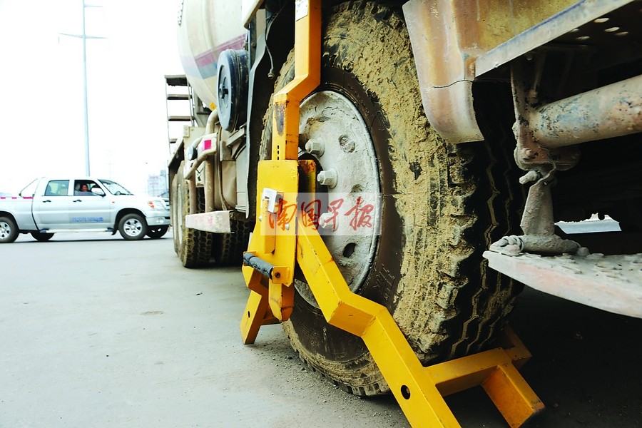 水泥罐车轮带泥被罚上万元城管罚款遭拒当街锁车