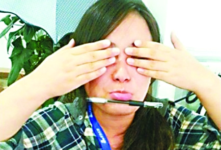 “超能力”大赛走红:下嘴唇夹笔食指当螺刀(图)