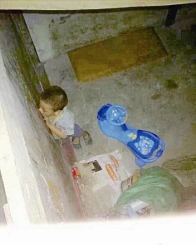 5岁小男孩偷钱奶奶罚他睡仓库不给吃饭(图)