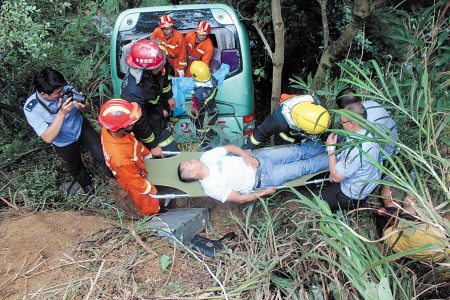 湖南永州一大巴因车祸滚落山崖40余名乘客受伤