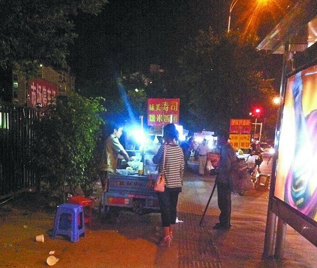寿司摊主免费为乞丐买水做寿司获网友称赞