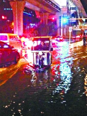 街道水管爆裂行人被困“黑摩的”趁机敛财