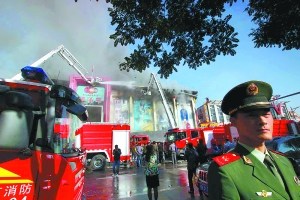 北京一商场凌晨大火49辆消防车到场扑救(图)