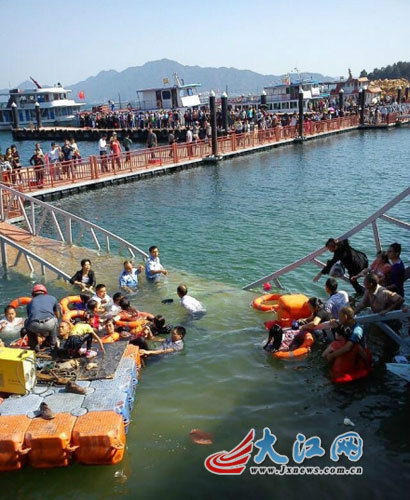 江西庐山西海景区免票大量游客冲入压塌引桥(图)