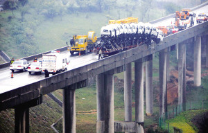 满载商品车的挂车冲出高架桥车头半悬桥外(图)