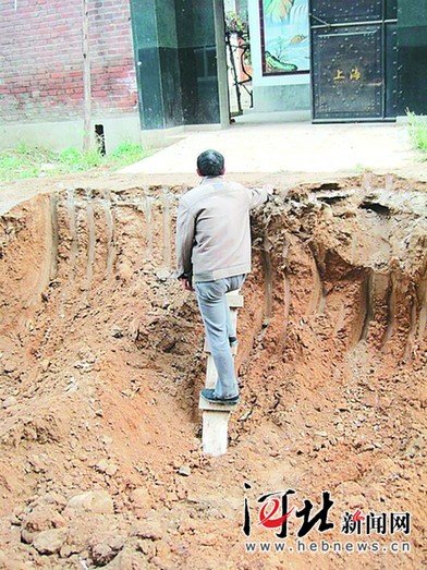 �ӱ����ٴ����ſڱ��ڴ���Ѯ���˲����ӻؼң�ͼ��