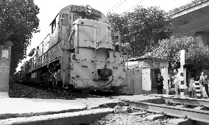 男子走路低头玩手机险被撞受惊倒地“逼停”火车