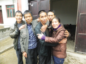 ɽ���������33����ҹ�����Ͻ��ϼ�Ѱ�ף�ͼ��