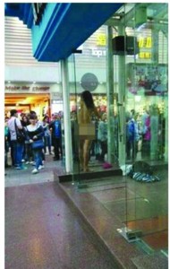 Ů�ӵ�������һ˿��������Χ�����˸������£�ͼ��