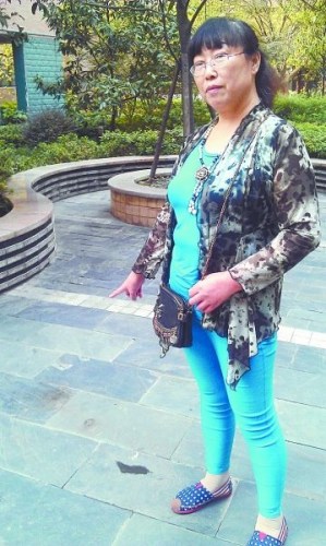 大妈跳广场舞扰民被泼粪称嫌吵装隔音玻璃(图)