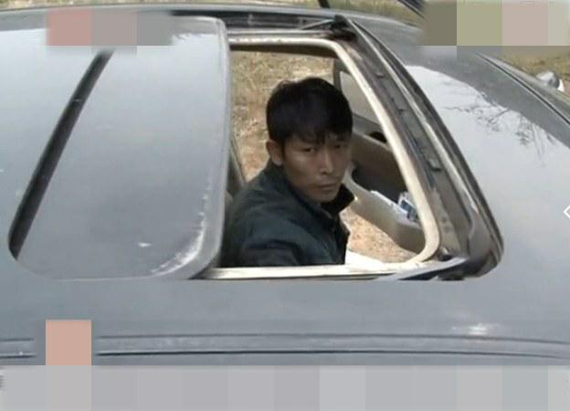 男子路边停车酿惨剧车上天窗夹死3岁女儿(图)