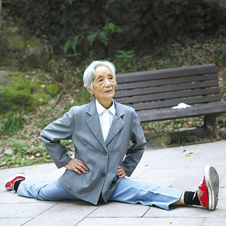 八旬老太做一字马轻松自如举腿劈叉赛少女(图)