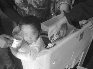 3岁男童卡在洗衣机甩干桶消防一个多小时才剪开