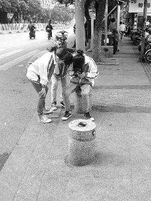 Ů�ӹ���·��ͷ���ֻ��ձ���������ײ�ɣ�ͼ��