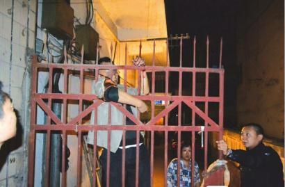 男子酒后翻大门回家手掌被铁栏刺穿(图)